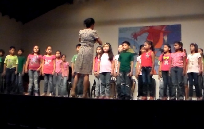 Coro de niños y niñas de la Escuela de San Ignacio de Moxos
