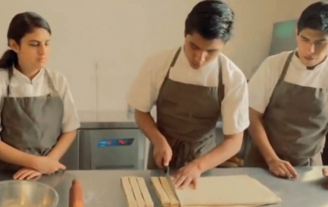 Jóvenes recibiendo la formación de panadería en una escuela Manq'a. Foto: ICCO