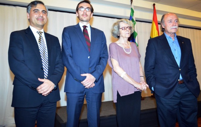 Juristas internacionales de la demanda boliviana, presentados en Santa Cruz (de izq a der): Payam Akhavan, Mathias Forteau, Monique Chemillier-Gendreau y Antonio Remiro Brotóns. Foto: ABI
