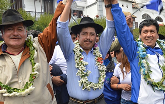 Esteban Urquizu festeja la decisión del organismo electoral. Foto: aclo.org.bo