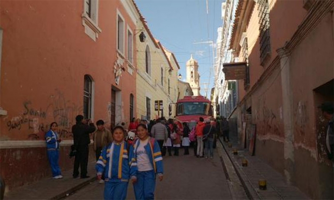 Camión de los bomberos llega a inmediaciones del Liceo de señoritas