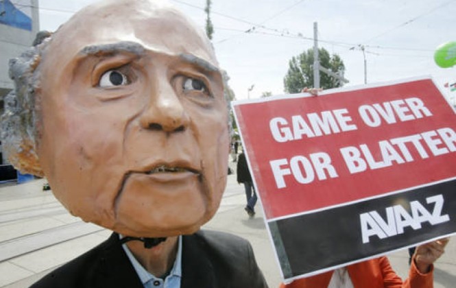 Manifestantes protestaron contra Joseph Blatter.