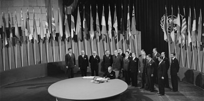 Una delegación latinoamericana firma la Carta de Naciones Unidas, 1945. Foto: CINU