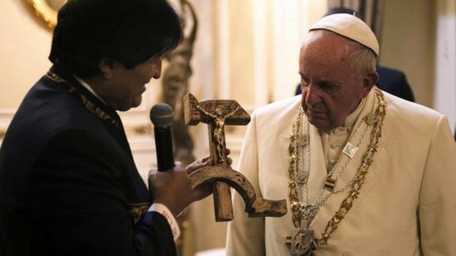 El momento del regalo. Foto: BTV