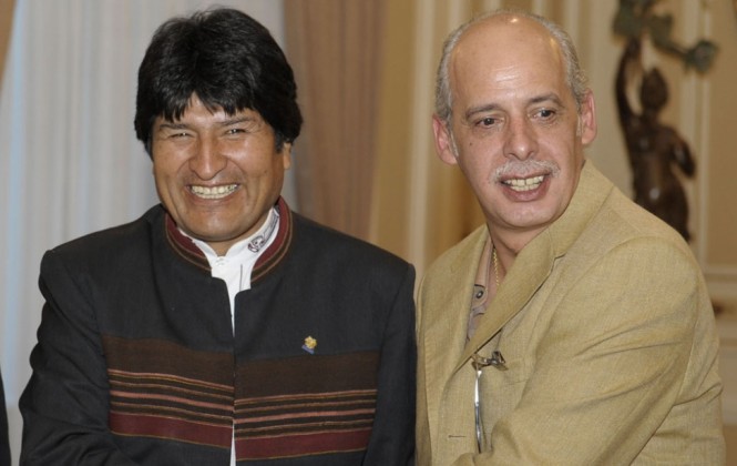El presidente Evo Morales y el titular de la FBF, Carlos Chávez. Foto: ANF.