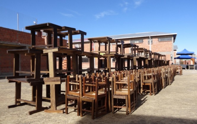 Mesas y sillas fabricadas por los adolescentes privados de libertad de Qalauma. Foto: ANF