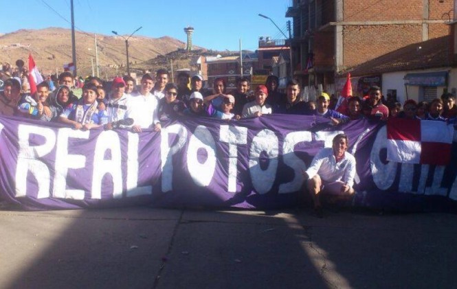 El plantel de Real Potosí y su apoyo a la movilización de Comcipo. Foto: Comcipo.