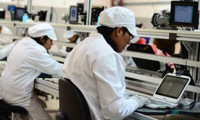 Operarios de una planta de producción de computadoras Kipus     Foto:noticiasdesdebolivia.blogspot.com