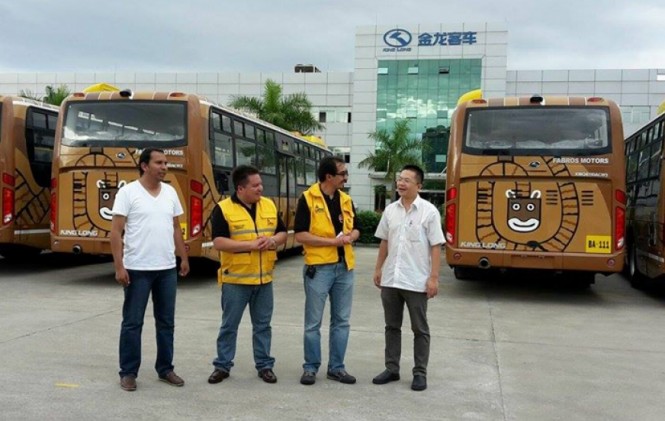 La delegación de La Paz supervisa las últimas pruebas técnicas a los 80 buses pumakatari en Xiamen, China. Foto: Alcaldía La Paz.