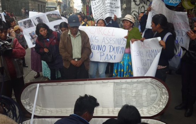 Familiares del minero fallecido llevan su ataúd hasta la Fiscalía de La Paz. Foto: Jonatan Condori