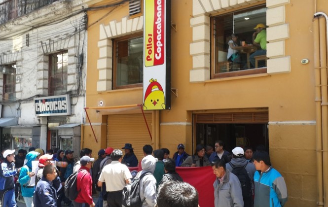 La protesta de los trabajadores en la agencia de Pollos Copacabana en la calle Comercio el jueves al medio día. Foto: ANF.