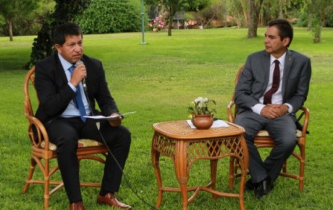 El ministro de Hidrocarburos, Luis Alberto Sánchez (izq) y el secretario de OLADE, César Ferreira, leyeron las conclusiones. Foto: ABI
