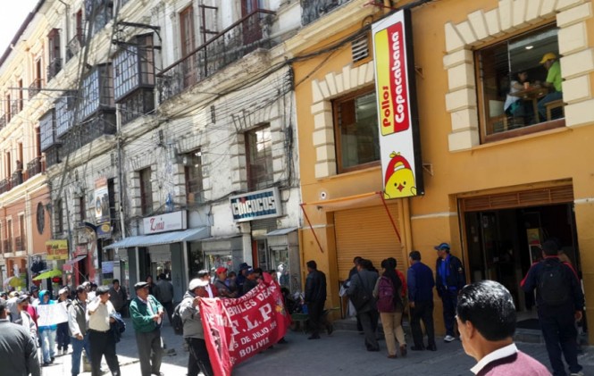 La protesta de los trabajadores en la calle Comercio. Foto: ANF
