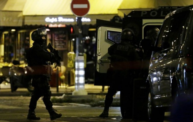 Policía se apresta a ingresar al teatro Bataclan. Foto: AFP/Getty.