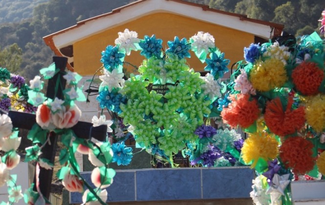 Guirnaldas para difuntos, una tradición tarijeña que convierte cementerios en jardines | ANF - Agencia de Noticias Fides Guirnaldas para difuntos, una tradición tarijeña que convierte cementerios en jardines | ANF - Agencia de Noticias Fides