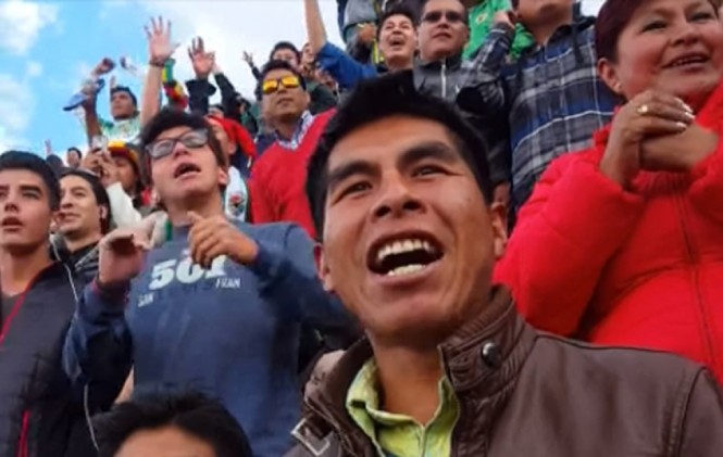Los hinchas de la Verde celebran la victoria en el Hernando Siles.    Foto: ANF