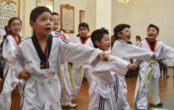 Niños de la Escuela de Taekwondo Koryo Kwan Bolivia durante una demostración.   Foto:ANF
