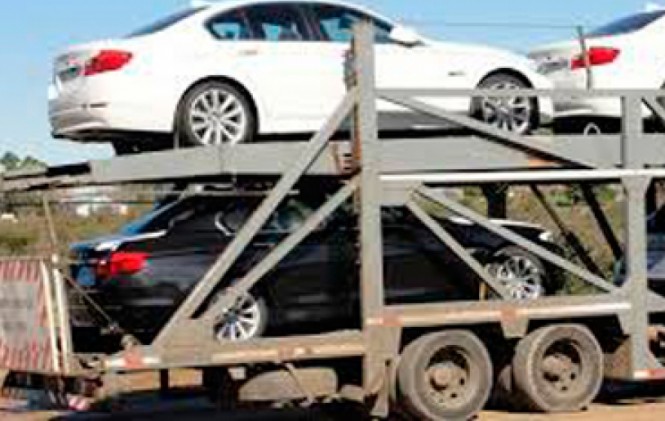 Camiones de alto tonelaje trasladan los vehículos importados al país. Foto: elmundo.com.bo