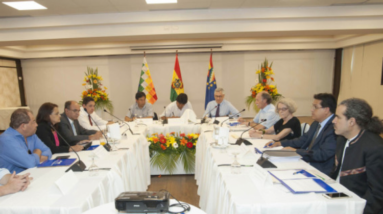 El equipo jurídico nacional e internacional reunido con el presidente Evo Morales. Foto: Archivo