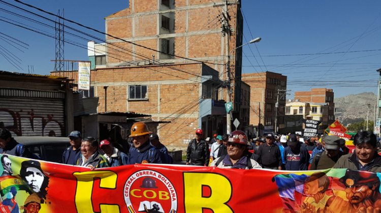 Marcha de los obreros en protesta por el cierre de Enatex.  Foto: ANF