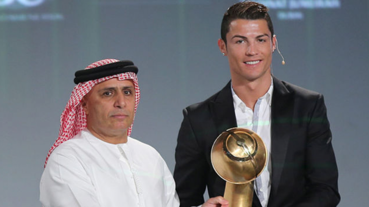 Cristiano Ronaldo recibiendo el trofeo a mejor jugador 2016 en la VIII entrega de los Globe Soccer.  Foto: telecinco.es