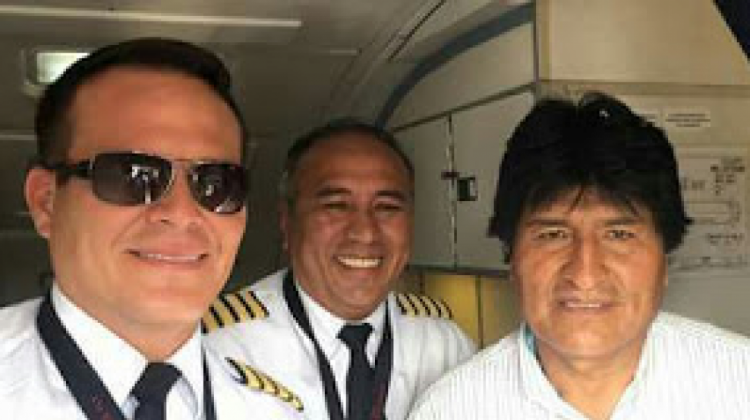 Miguel Quiroga (izq.), junto a Marco Rocha (centro) y al presidente Evo Morales.