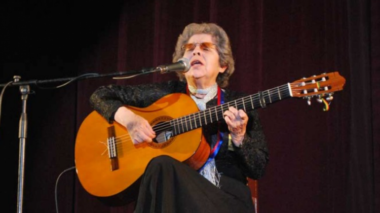 La cantautora boliviana, Matilde Casazola, en una de sus presentaciones.  Foto: fil-lapaz.net