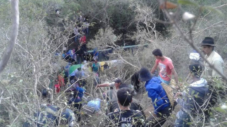 Pobladores de la zona ayudaron a rescatar a los heridos. Foto: Facebook.