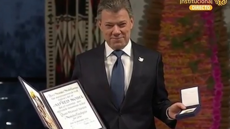 Juan Manuel Santos tras recibir el reconocimiento. Foto: Captura de pantalla