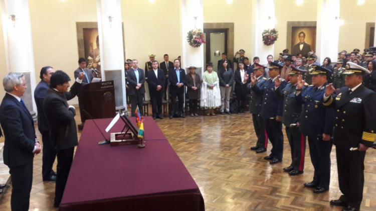 El presidente Evo Morales toma posesión a los miembros del Alto Mando Militar. Foto: ABI
