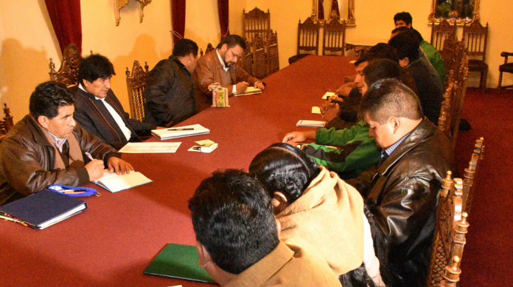 La reunión del presidente Evo Morales y los dirigentes de Adepcoca y Cofecay. Foto: ABI