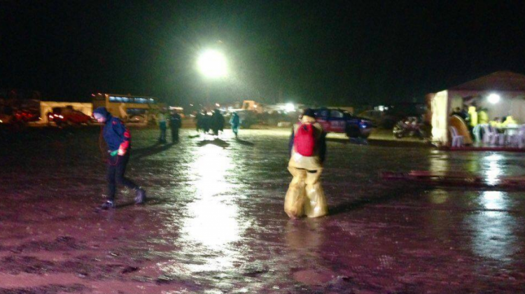 Así lucía el campamento del Dakar la noche de este viernes en Oruro, bajo la intensa lluvia. Foto: deportetotal_bo