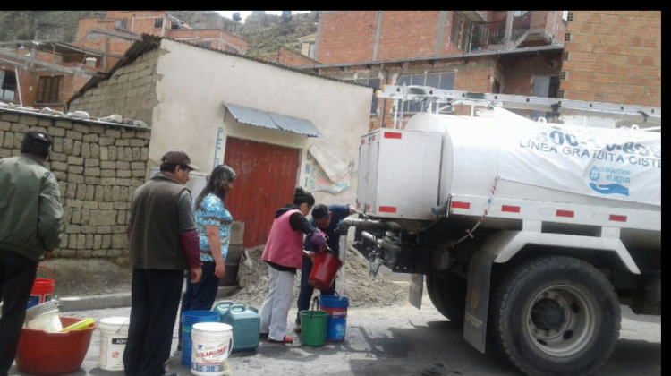 94 barrios de La Paz se abastecieron de agua potable mediante cisternas. Foto: Ministerio de Agua y Medio Ambiente