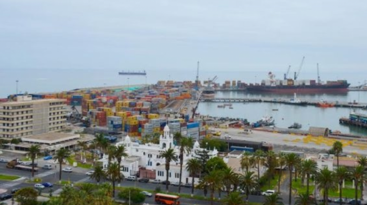 Puerto de Arica, donde llega la mayor parte de la carga boliviana. Foto: Bío Bío