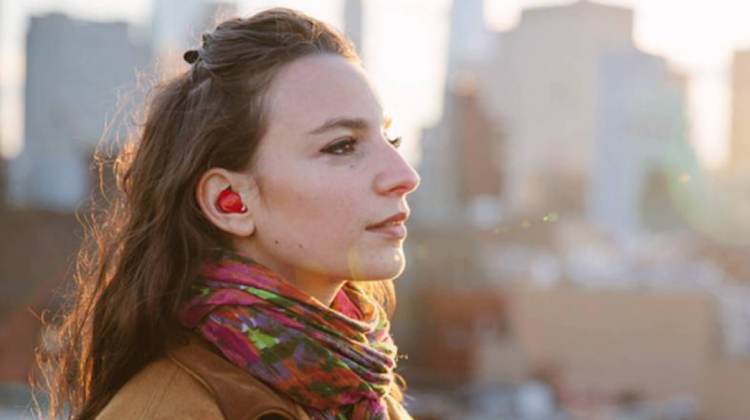 Así lucirá el auricular en la oreja. Foto: El País