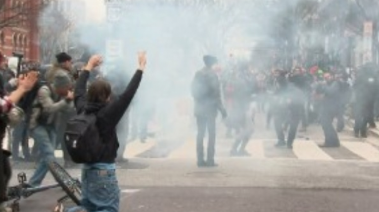 La Policía usa gases lacrimógenos para dispersar a los manifestantes.