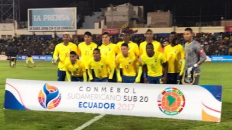 La selección ecuatoriana sub-20 posa para la foto.  Foto: @FEFecuador