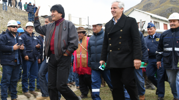 Evo Morales y Álvaro García Linera en un acto en el que anunciaron la restitución del servicio de agua por 12 horas cada día. Foto: ABI