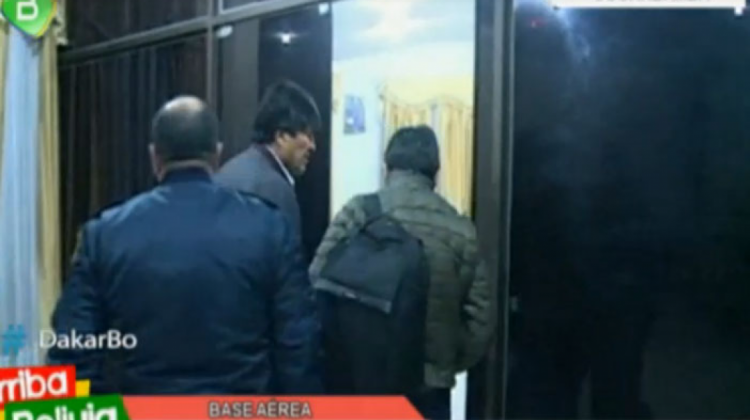 Evo Morales partió desde la base aérea de Cochabamba. (Captura de pantalla: Bolivia Tv)
