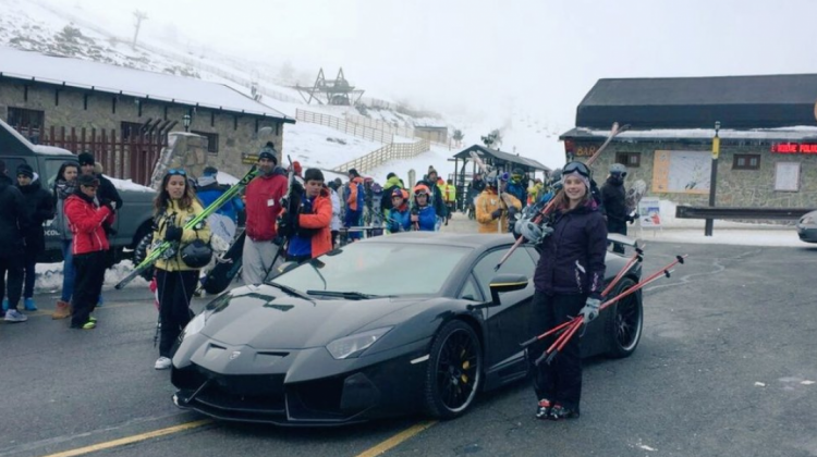 Personas se toman fotos con el Lamborghini Aventador que abandonó Cristiano Ronaldo en Navacerrada.  Foto: @claudiarevalo96