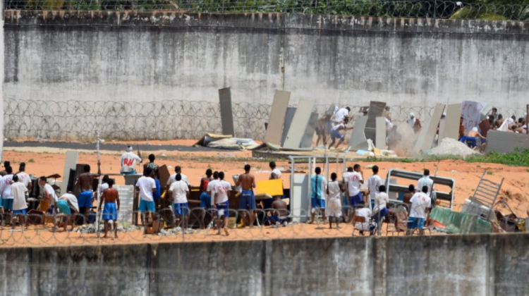 Prisioneros se cubren con chapas en Alcacuz, Natal, en medio de una gran crisis del sistema carcelario. Foto: AFP