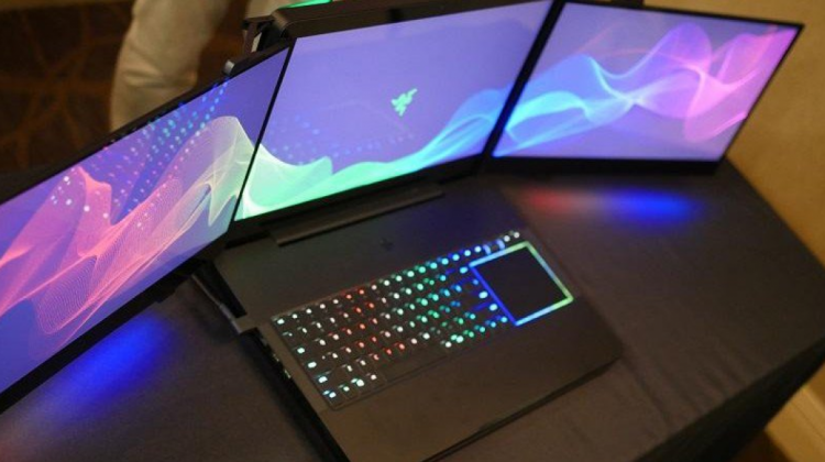 Nueva computadora de tres pantallas. Foto: hoyentec.com