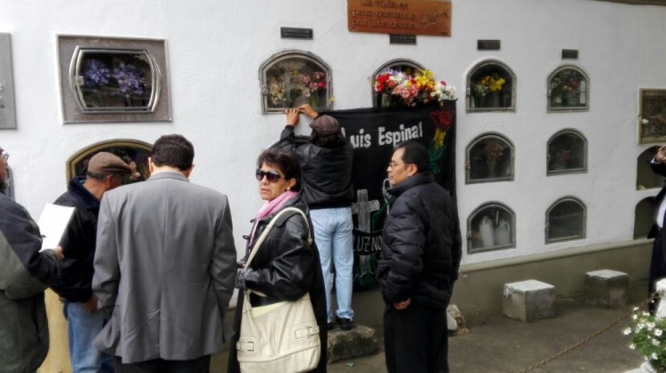 Una vigilia y un homenaje a Luis Espinal se hizo en el Cementerio cuando la Fiscalía anunció una exhumación. Foto: ANF