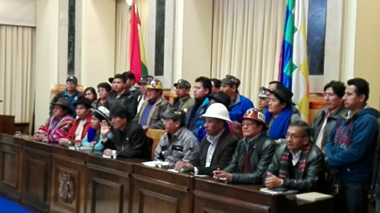 El presidente Evo Morales junto a toda la dirección nacional del MAS. Foto: ANF