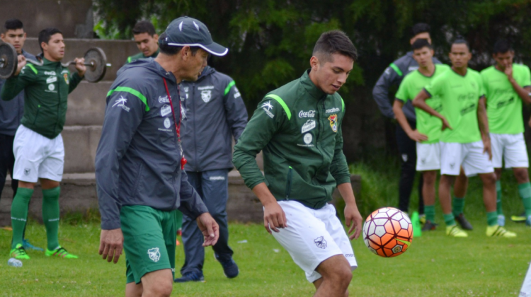 Un jugador de la selección nacional sub-20 junto al entrenador Mauricio Soria.  Foto: Prensa FBF.