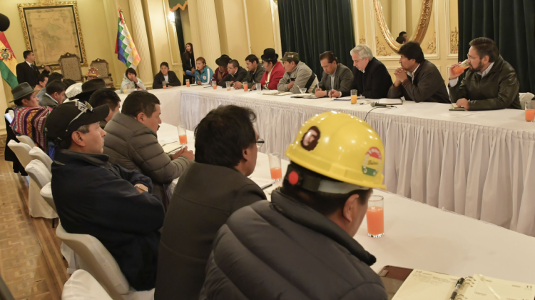 Miembros del Gobierno y de la Conalcam en una reunión en Palacio de Gobierno. Foto: ABI
