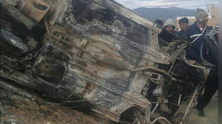 La quema del vehículo del alcalde de Achacachi. Foto: radio Fedecomin