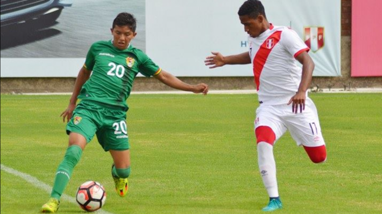 La selección boliviana sub-17 disputó un amistoso con su similar de Perú en Lima.   Foto: Prensa FBF