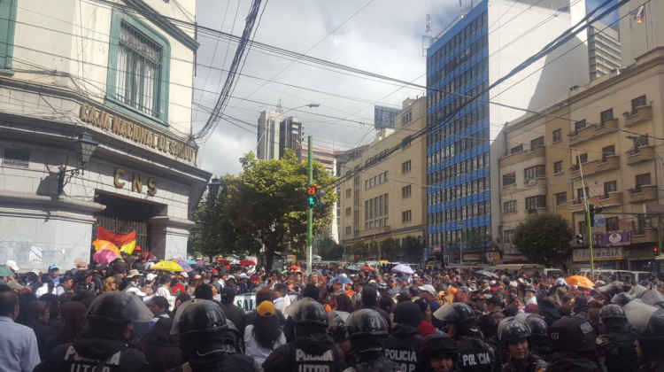 La movilización en el edificio central de la Caja Nacional de Salud en la avenida Mariscal Santa Cruz en La Paz. Foto: ANF