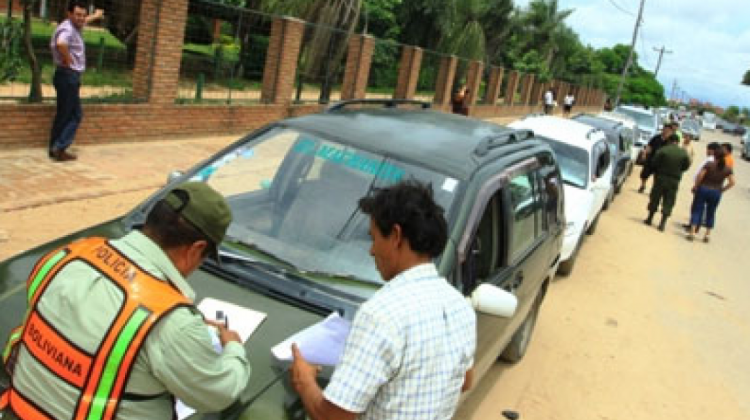 Imagen de archivo de un proceso de inspección vehicular. Foto: El Día.